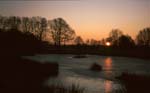 Sonnenaufgang im Winter vor dem Haus